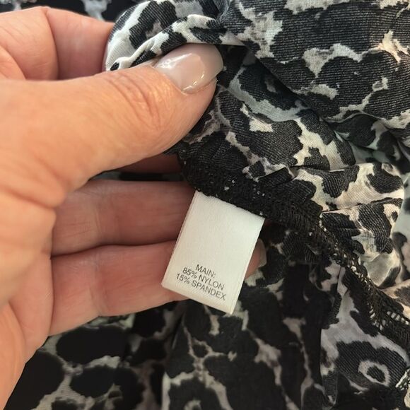 St. John Black and White Animal Print ruched Top, L - Picture 9 of 9